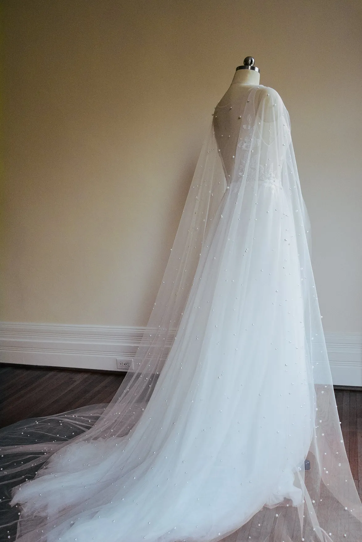 ARIELLE | Pearl Bridal Cape